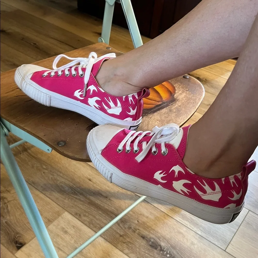 🛑 1 hour sale. Alexander McQueen McQ, 7.5, Magenta &  White Swallows, Sneaker